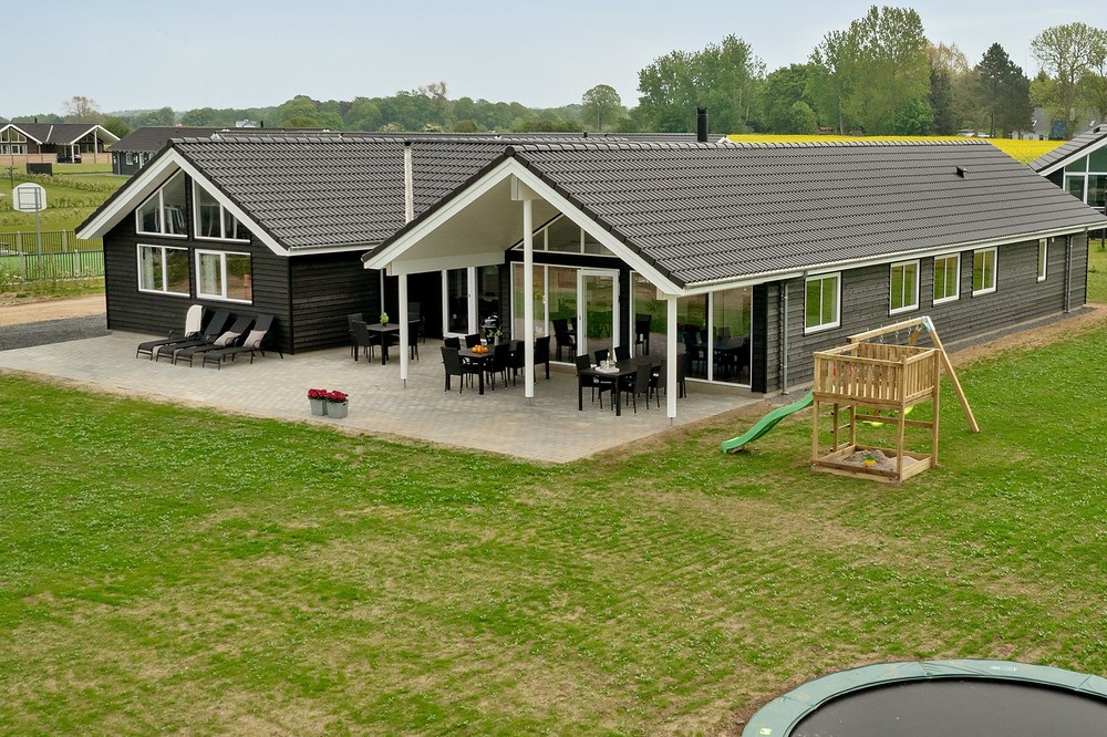 Flot sommerhus nr. 437 med god plads til op til 18 personer