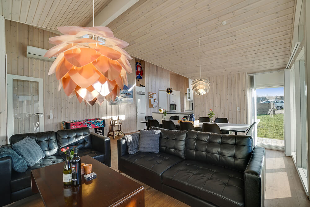 Det store lyse opholdrum i luksushus nr. 443 til 10.