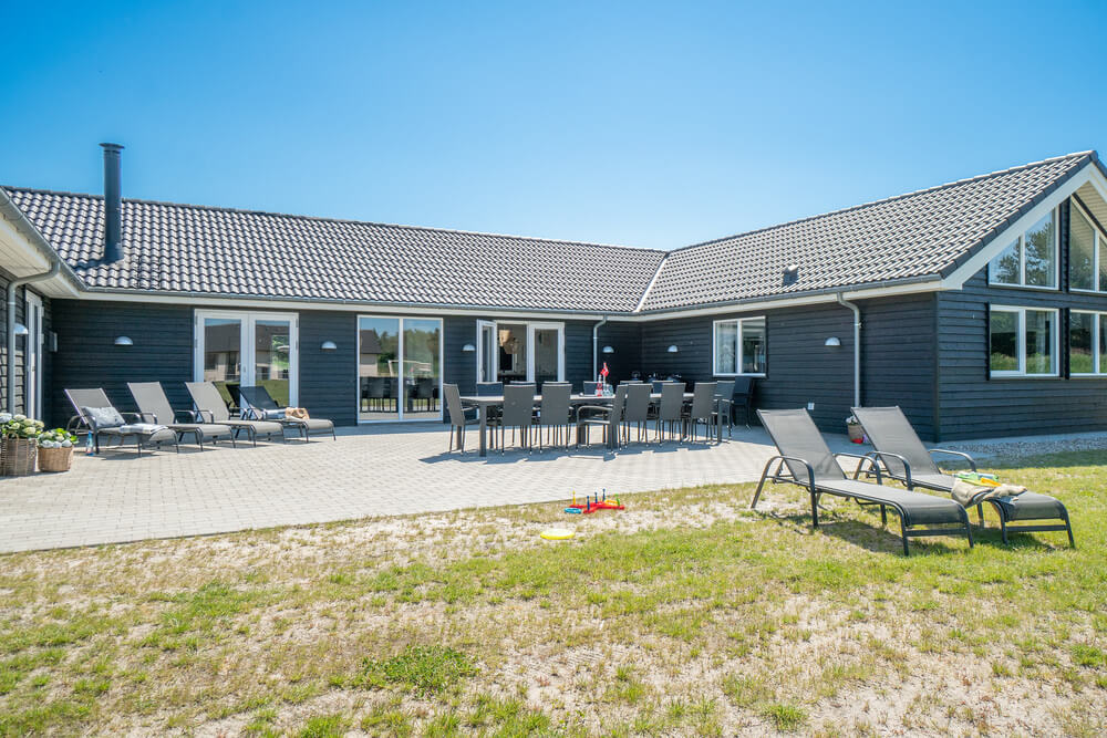 Nyd en grillaften på terrassen i luksushus nr. 454 i Vestjylland