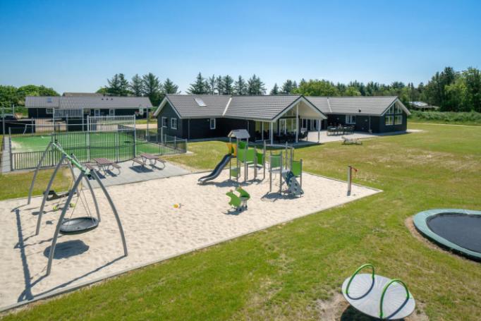 I det attraktive aktivitesrum i luksushus nr. 454 i Vestjylland  er der masser af udendørs aktiviteter, f.eks. legetårn og gynge
