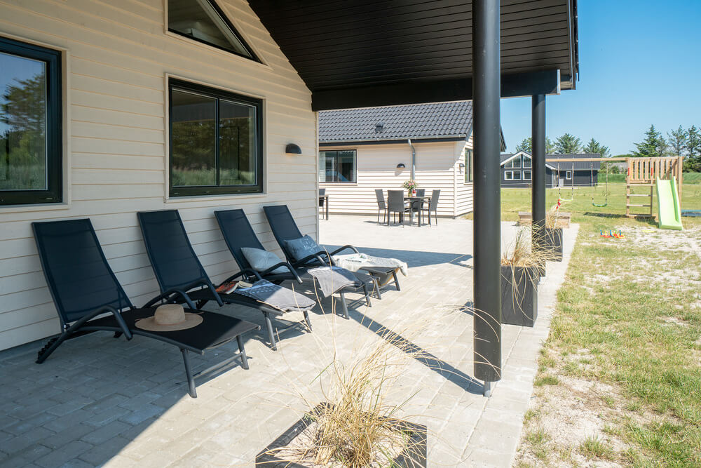 På terrassen i sommerhus nr. 455 er der plads til 20 personer.