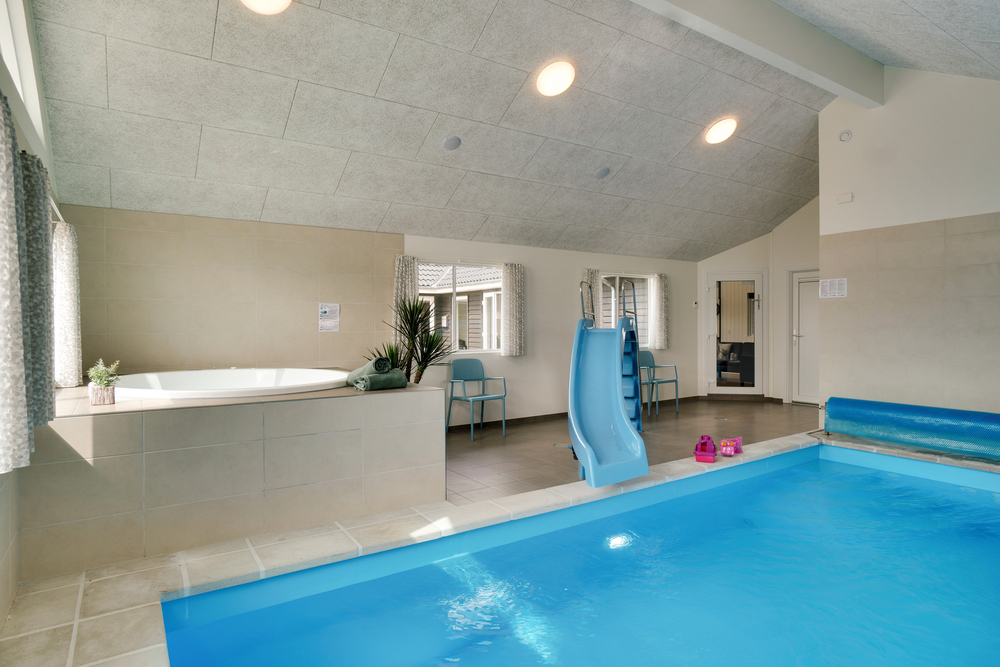 Sommerhus 457 er indrettet med en lækker poolafdeling med vandrutsjebane, dejlig stor indbygget spabad og sauna
