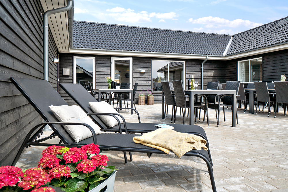På terrassen i sommerhus nr. 457 er der plads til 20 personer.