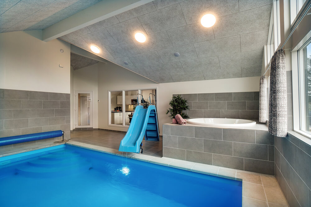 Sommerhus 473 er indrettet med en lækker poolafdeling med vandrutsjebane, dejlig stor indbygget spabad og sauna