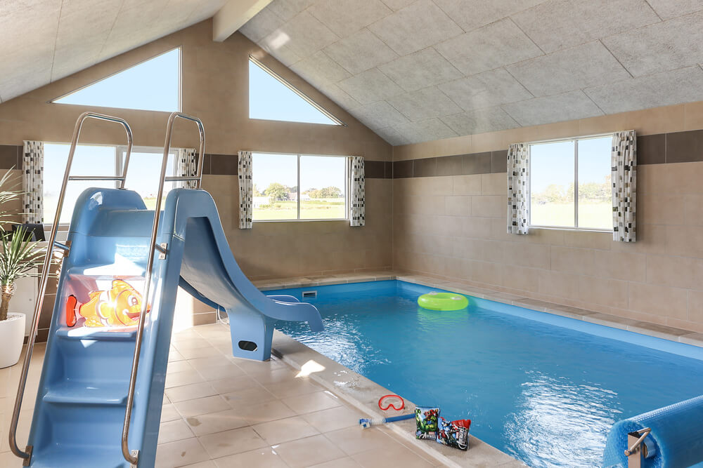 Sommerhus 447 er indrettet med en lækker poolafdeling med vandrutsjebane, dejlig stor indbygget spabad og sauna