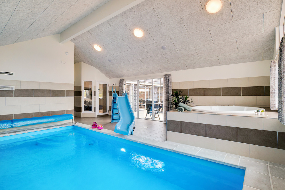 Sommerhus 465 er indrettet med en lækker poolafdeling med vandrutsjebane, dejlig stor indbygget spabad og sauna