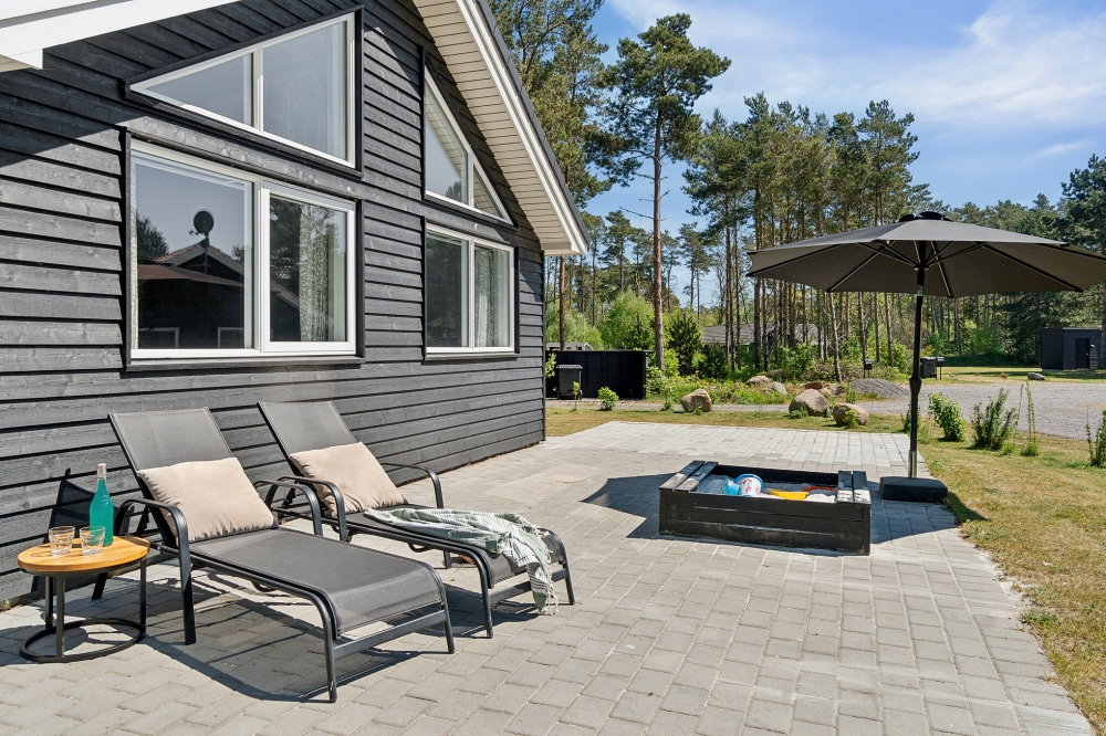 På terrassen i sommerhus nr. 449 er der plads til 18 personer.