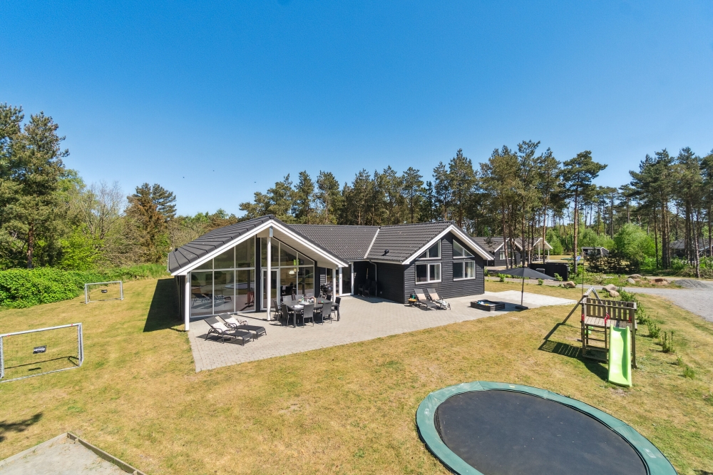Dette skønne poolhus nr. 449 med plads til 18 personer ligger i Bornholm