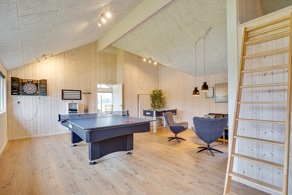 Dyst i sommerhusets aktivitetsrum, når I besøger luksushus nr. 472 i Østjylland.