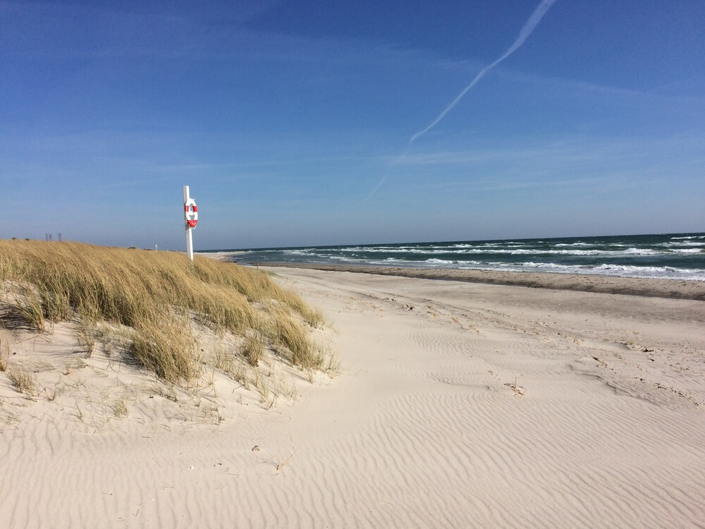Stranden nær luksushus nr. 472 i Østjylland indbyder til en gåtur.
