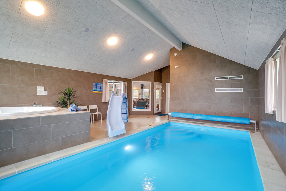 Sommerhus 474 er indrettet med en lækker poolafdeling med vandrutsjebane, dejlig stor indbygget spabad og sauna