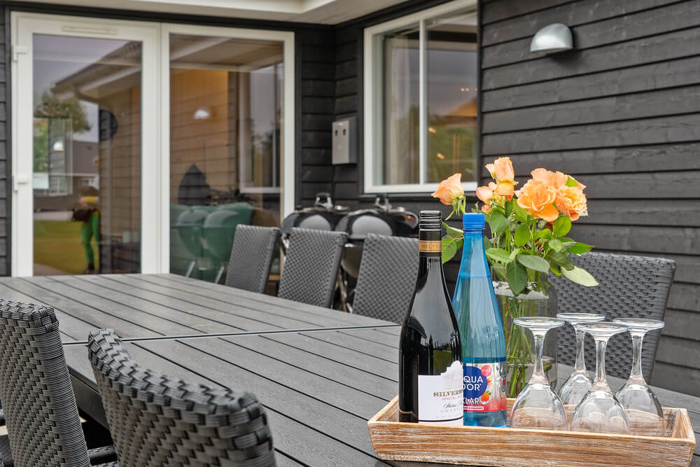 På terrassen i sommerhus nr. 474 er der plads til 20 personer.