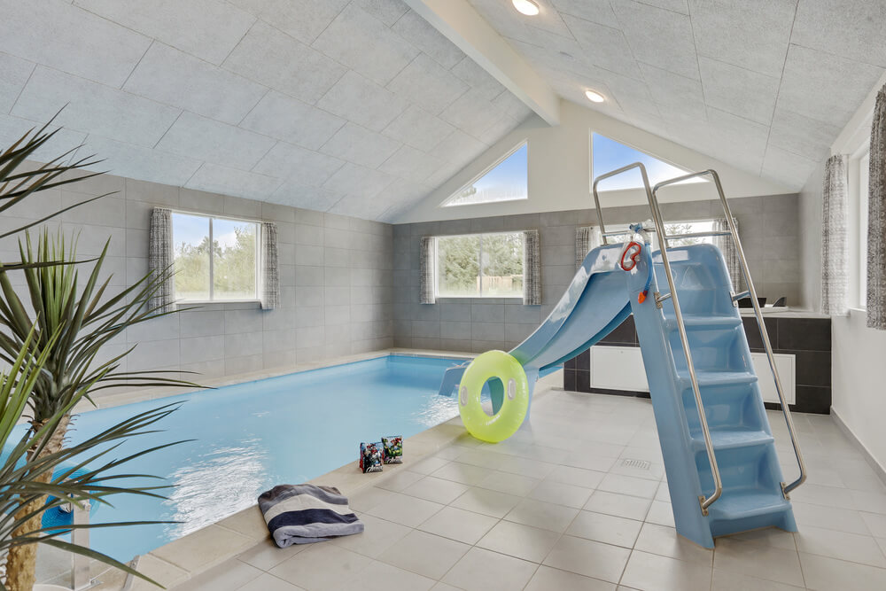 Sommerhus 445 er indrettet med en lækker poolafdeling med vandrutsjebane, dejlig stor indbygget spabad og sauna