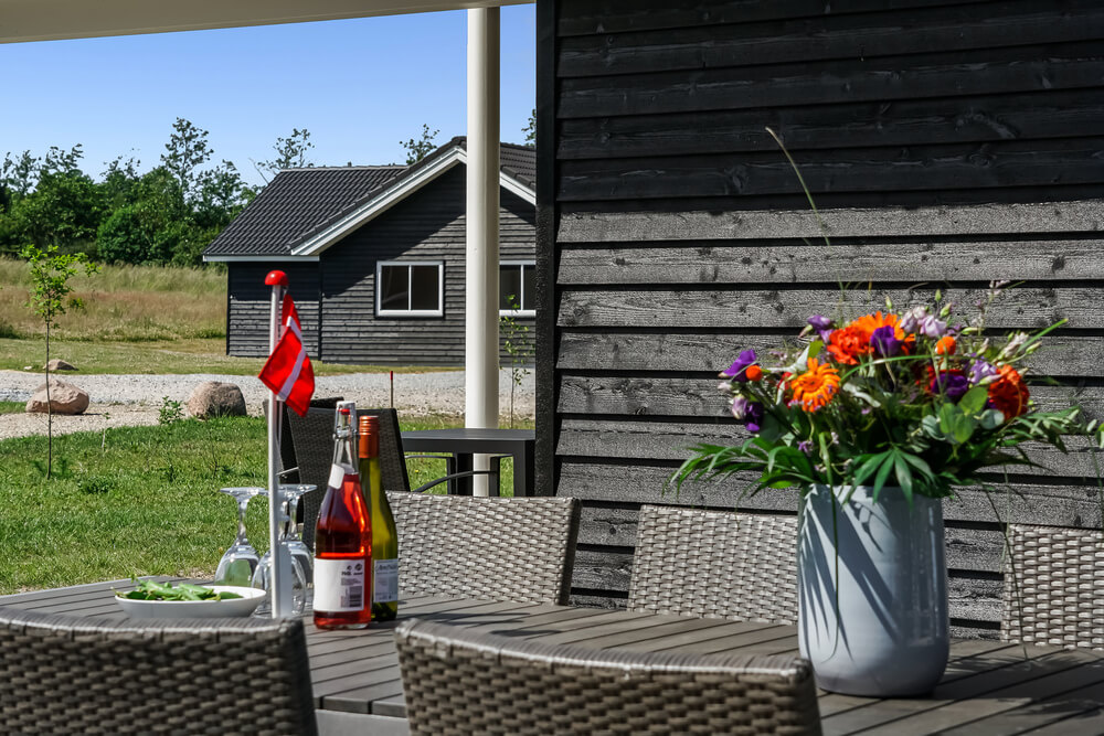 På terrassen i sommerhus nr. 451 er der plads til 20 personer.