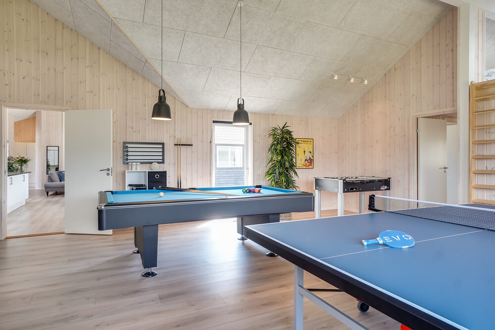 Ud over de mange timer, man kan bruge i husets pool-afdeling, så byder luksushus 451 også på billard/bordtennis og dart