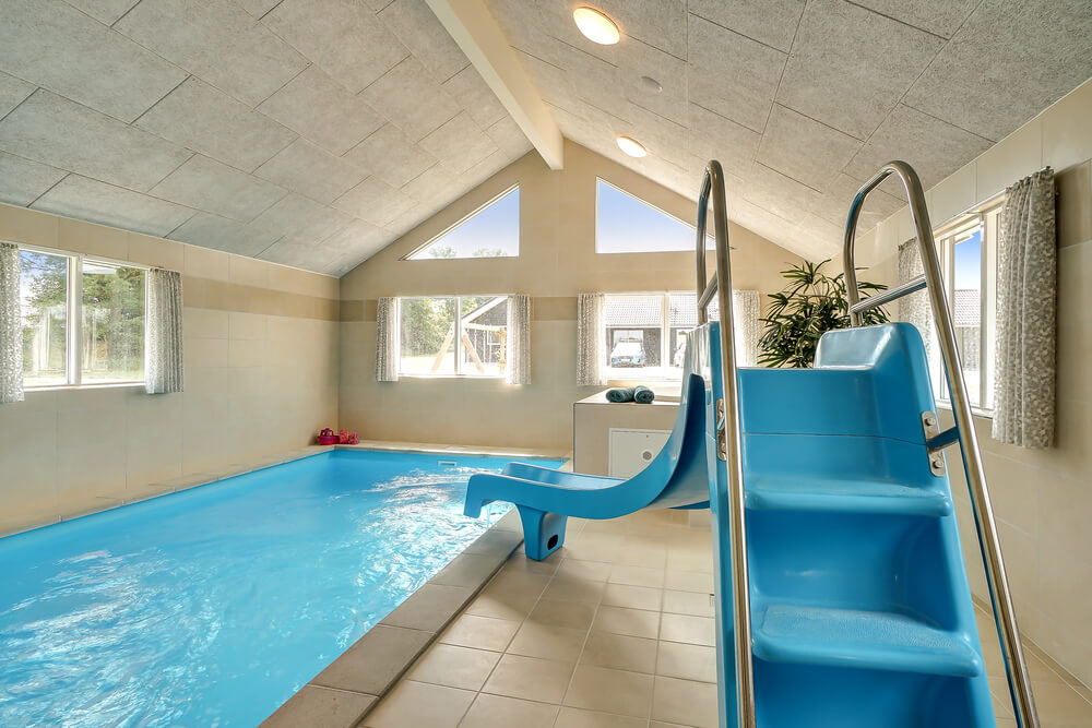 Sommerhus 451 er indrettet med en lækker poolafdeling med vandrutsjebane, dejlig stor indbygget spabad og sauna