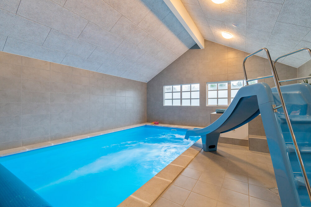 Sommerhus 460 er indrettet med en lækker poolafdeling med vandrutsjebane, dejlig stor indbygget spabad og sauna