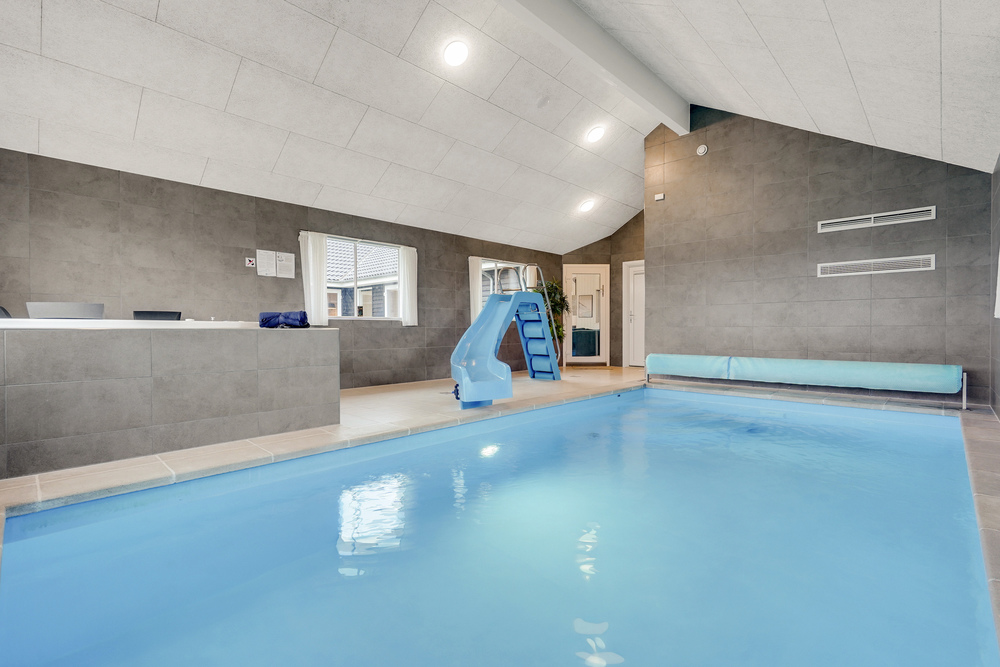 Sommerhus 468 er indrettet med en lækker poolafdeling med vandrutsjebane, dejlig stor indbygget spabad og sauna