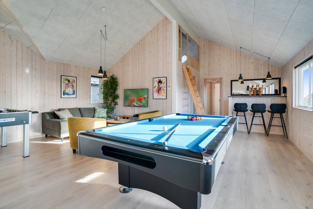 Dyst i sommerhusets aktivitetsrum, når I besøger luksushus nr. 478 i Vestjylland.