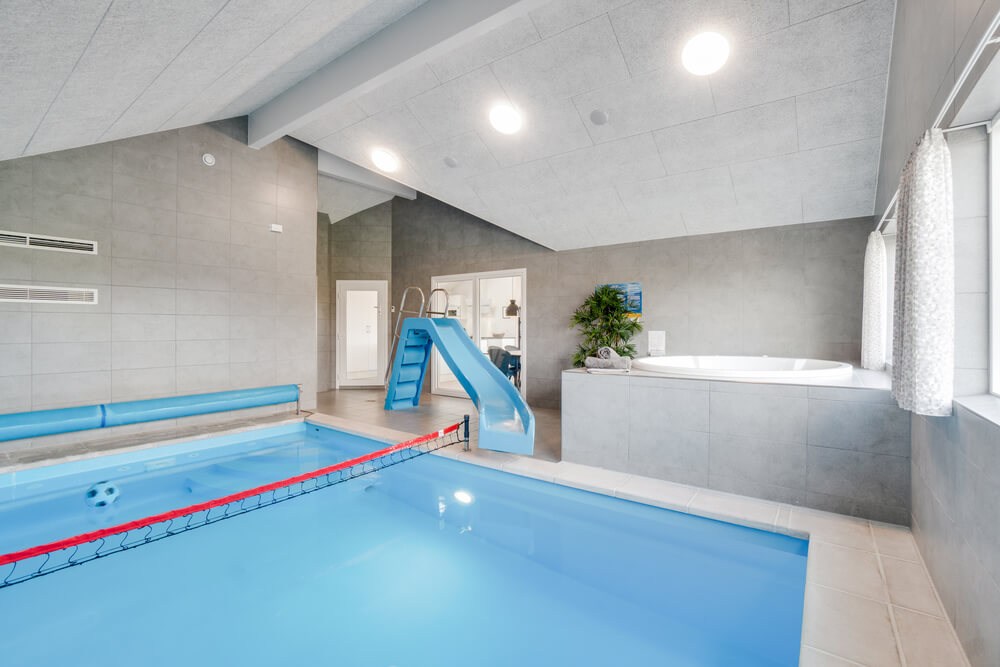 Sommerhus 478 er indrettet med en lækker poolafdeling med vandrutsjebane, dejlig stor indbygget spabad og sauna