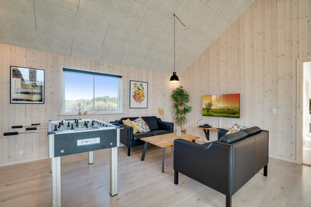 Dyst i sommerhusets aktivitetsrum, når I besøger luksushus nr. 477 i Vestjylland.