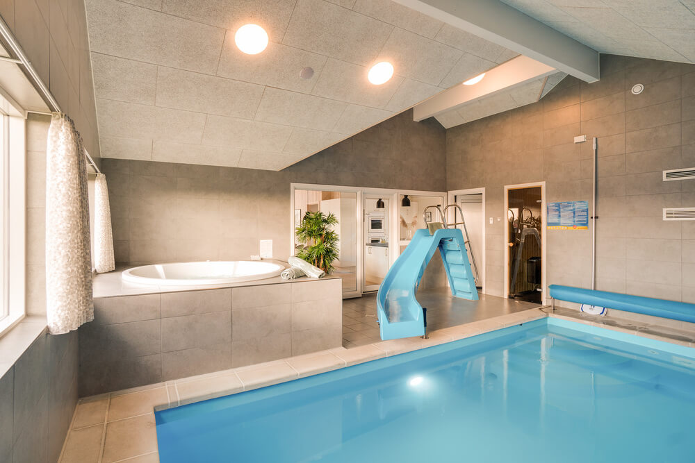 Sommerhus 477 er indrettet med en lækker poolafdeling med vandrutsjebane, dejlig stor indbygget spabad og sauna