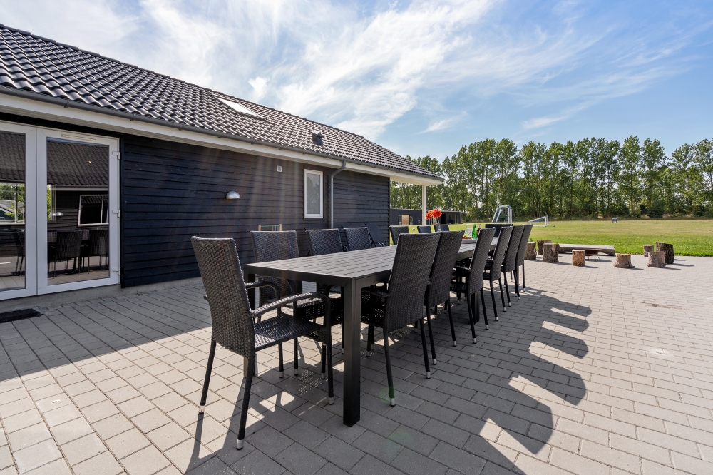 På terrassen i sommerhus nr. 470 er der plads til 24 personer.
