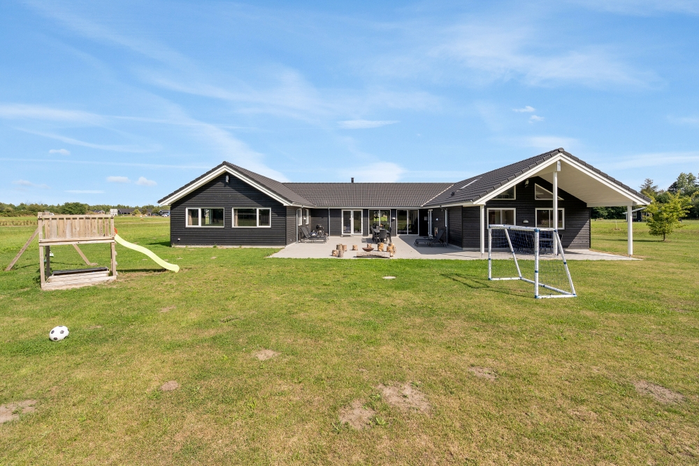 Flot sommerhus nr. 470 med god plads til op til 24 personer