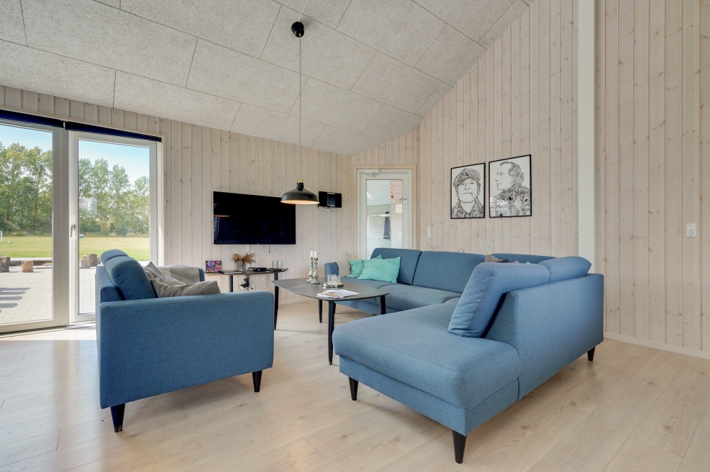 Sofaen i luksushus 470 i Lolland/Falster/Møn indbyder til brætspil eller at se en film sammen.