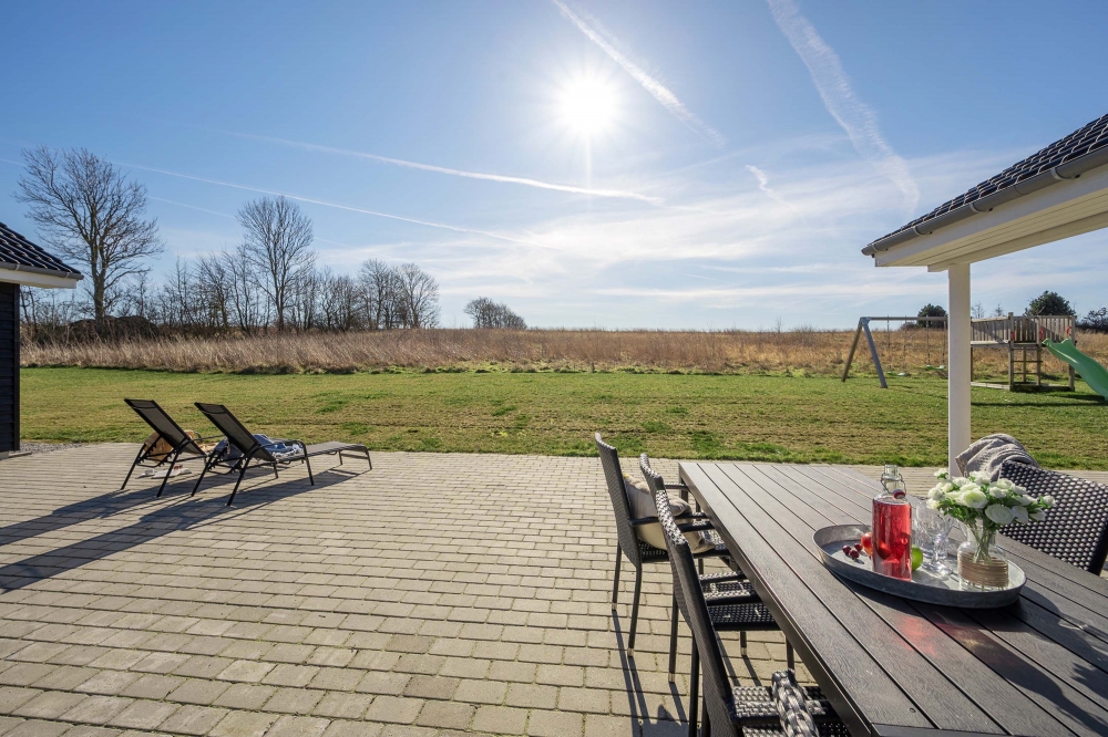 På terrassen i sommerhus nr. 479 er der plads til 26 personer.