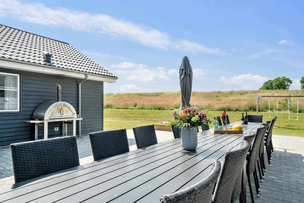 På terrassen i sommerhus nr. 480 er der plads til 24 personer.