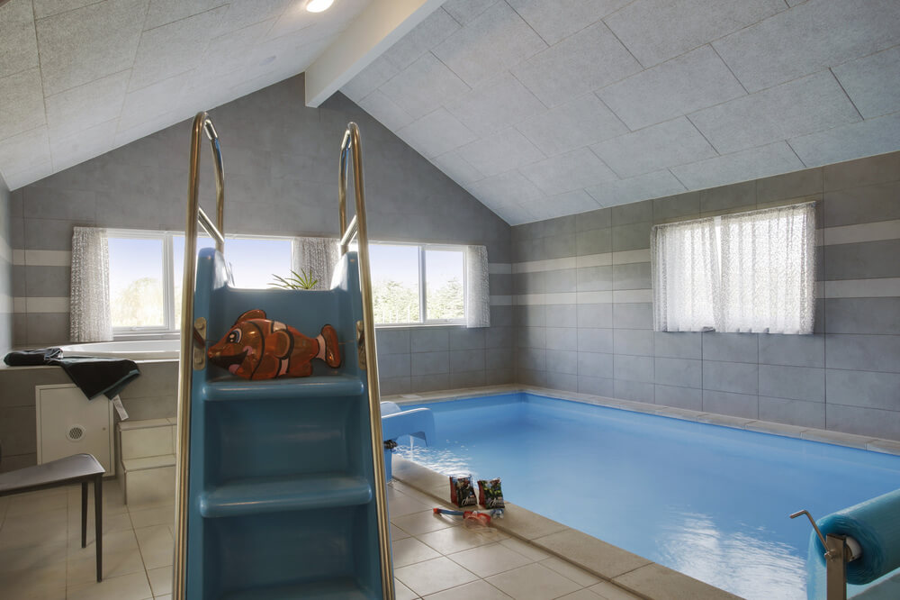 Sommerhus 481 er indrettet med en lækker poolafdeling med vandrutsjebane, dejlig stor indbygget spabad og sauna
