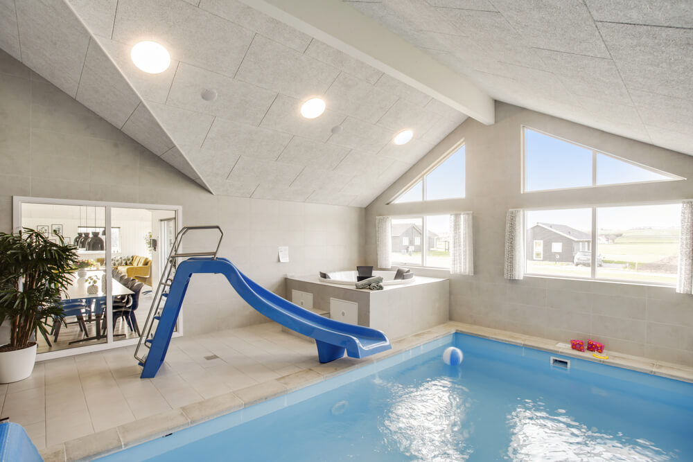 Sommerhus 489 er indrettet med en lækker poolafdeling med vandrutsjebane, dejlig stor indbygget spabad og sauna