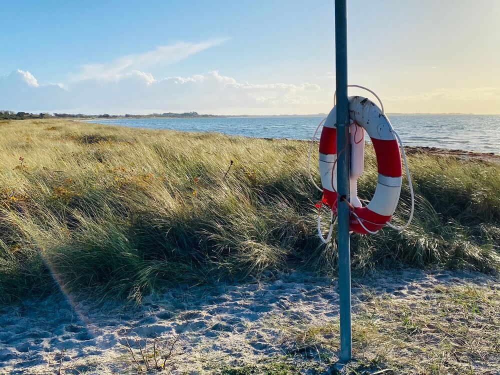 Stranden nær luksushus nr. 489 i Østjylland indbyder til en gåtur.