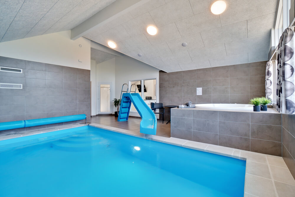 Sommerhus 475 er indrettet med en lækker poolafdeling med vandrutsjebane, dejlig stor indbygget spabad og sauna