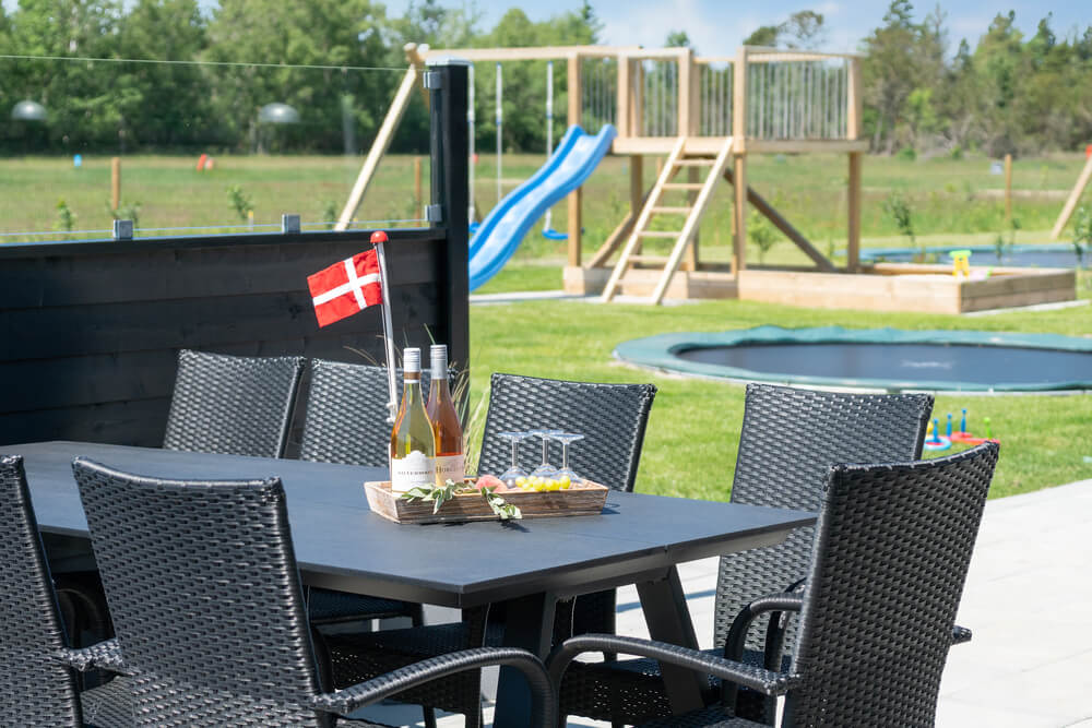 Nyd en grillaften på terrassen i luksushus nr. 475 i Vestjylland