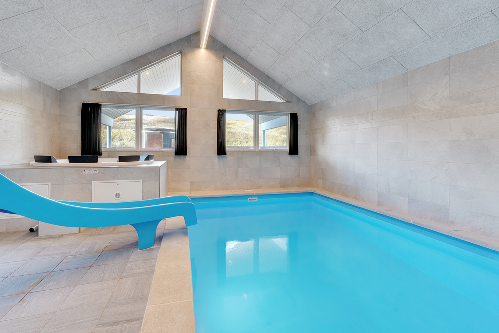 Sommerhus 486 er indrettet med en lækker poolafdeling med vandrutsjebane, dejlig stor indbygget spabad og sauna