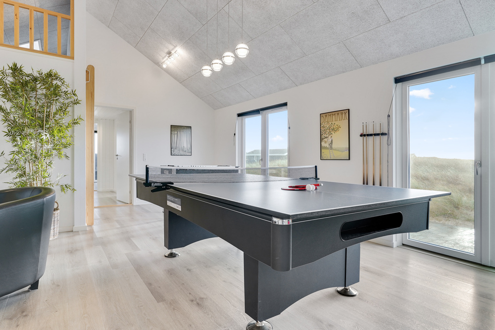 Dyst i sommerhusets aktivitetsrum, når I besøger luksushus nr. 486 i Vestjylland.