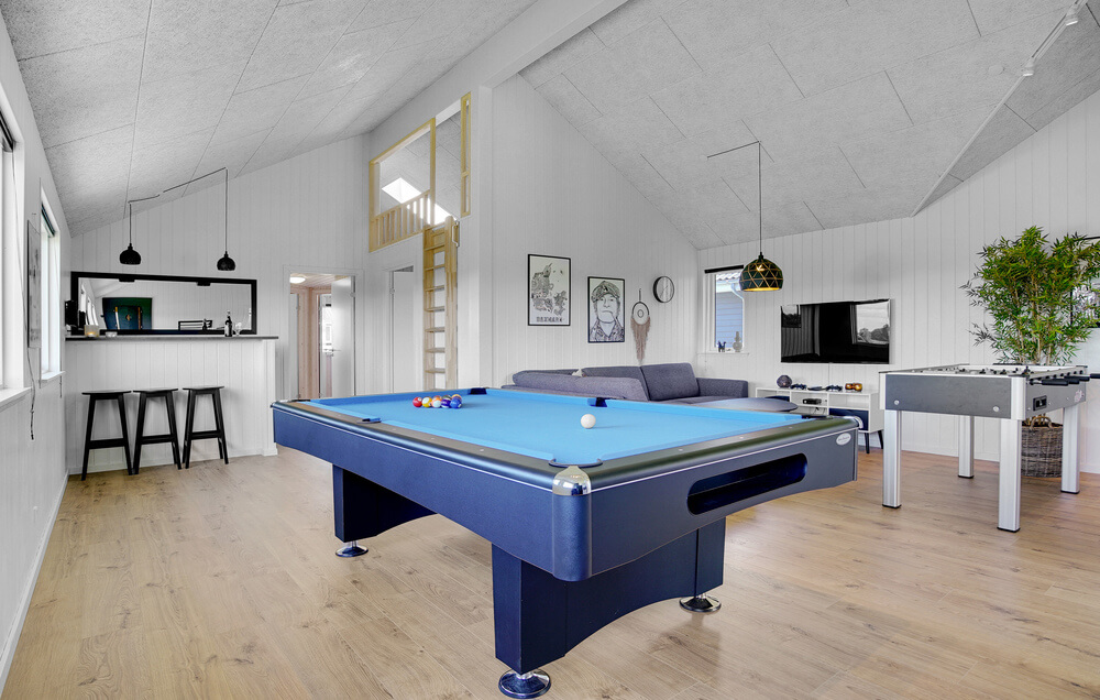 Ud over de mange timer, man kan bruge i husets pool-afdeling, så byder luksushus 490 også på billard/bordtennis og dart