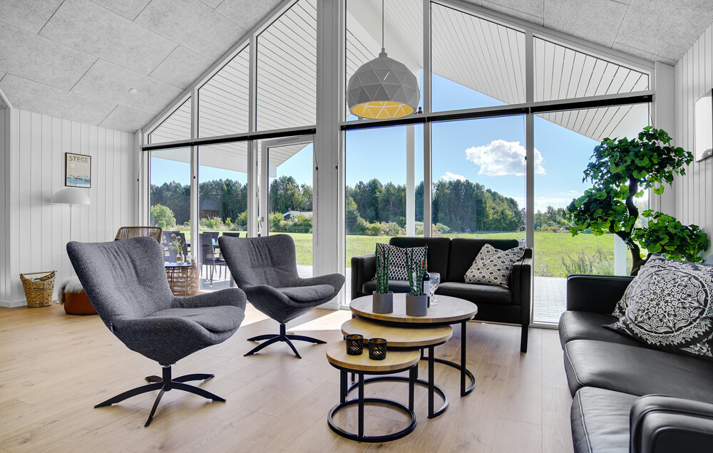 Der er mulighed for hygge i sommerhusets sofaarrangement, når I besøger luksushus nr. 490