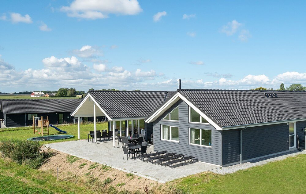 Dette skønne poolhus nr. 490 med plads til 18 personer ligger i Lolland/Falster/Møn