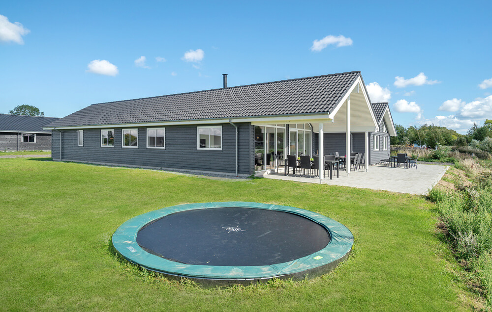 I det attraktive aktivitesrum i luksushus nr. 490 i Lolland/Falster/Møn  er der masser af udendørs aktiviteter, f.eks. legetårn og gynge