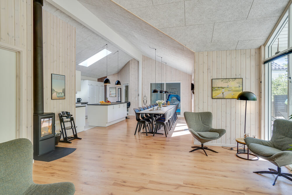 Det store lyse opholdrum i luksushus nr. 494 til 18.