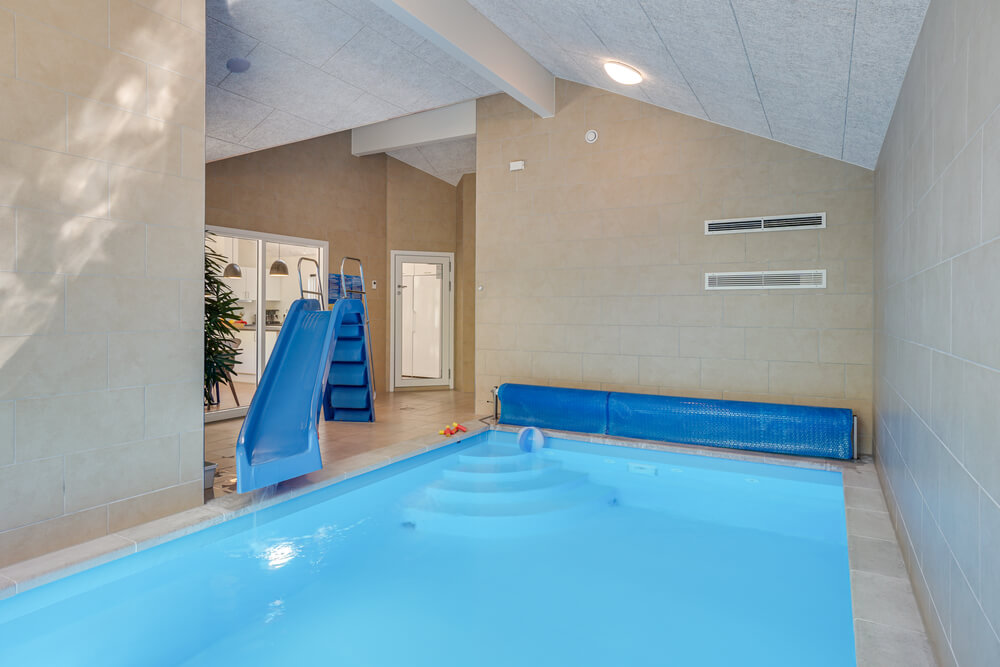 Sommerhus 494 er indrettet med en lækker poolafdeling med vandrutsjebane, dejlig stor indbygget spabad og sauna