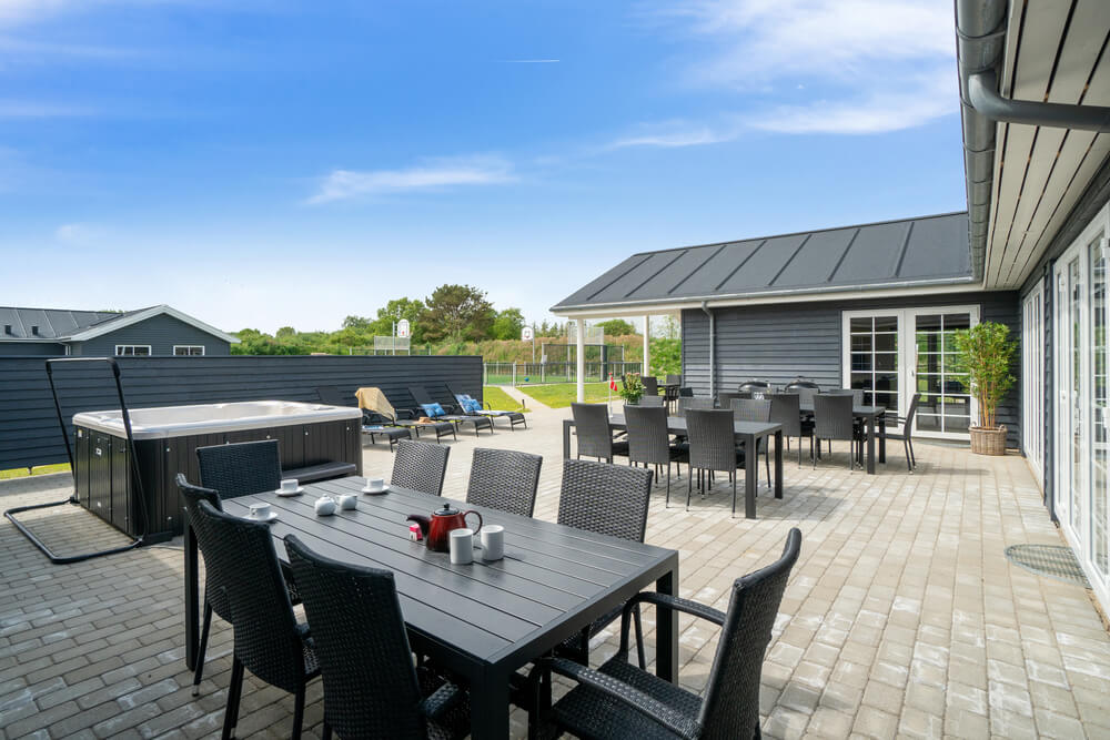 På terrassen i sommerhus nr. 500 er der plads til 26 personer.