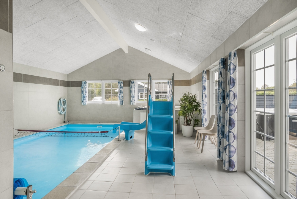 Sommerhus 500 er indrettet med en lækker poolafdeling med vandrutsjebane, dejlig stor indbygget spabad og sauna