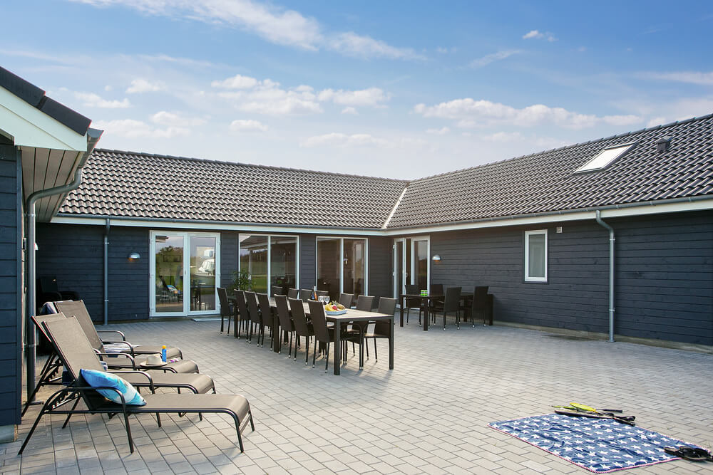 Luksushus nr. 730 har en dejlig terrasse med gode havemøbler til 24 personer.
