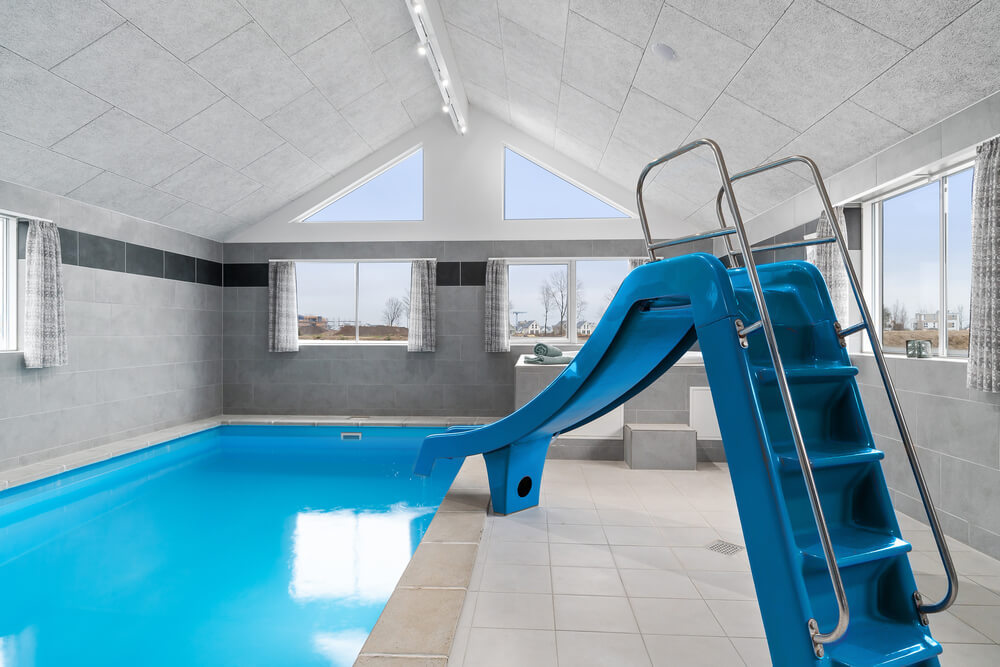 Sommerhus 730 er indrettet med en lækker poolafdeling med vandrutsjebane, dejlig stor indbygget spabad og sauna