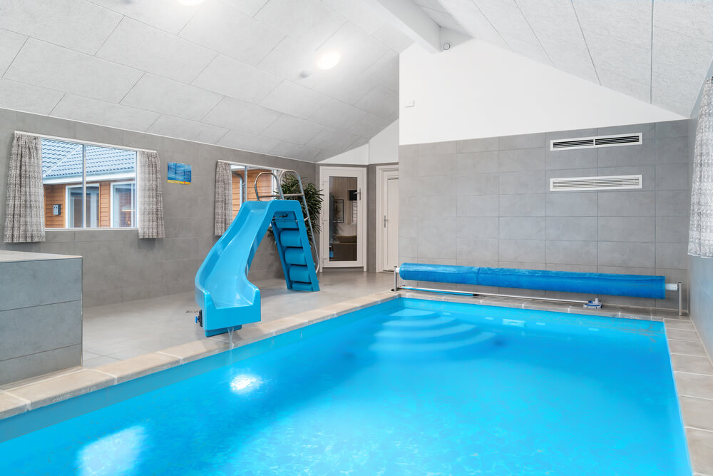 Sommerhus 727 er indrettet med en lækker poolafdeling med vandrutsjebane, dejlig stor indbygget spabad og sauna