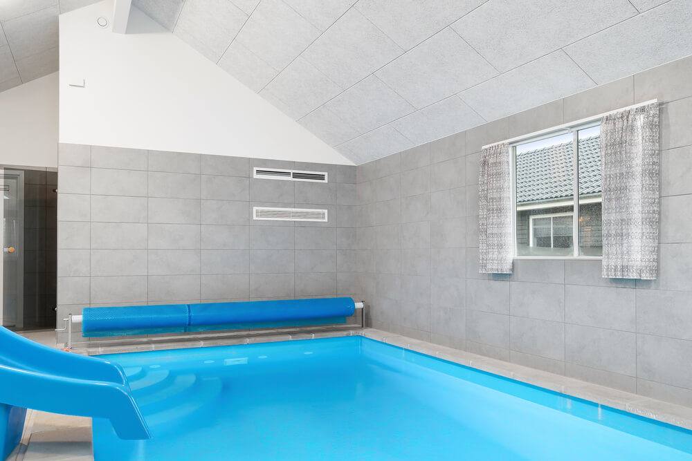 Sommerhus 728 er indrettet med en lækker poolafdeling med vandrutsjebane, dejlig stor indbygget spabad og sauna